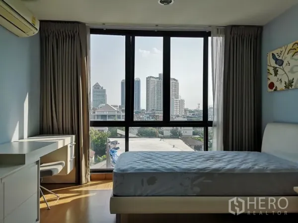 คอนโด ขายในWatthana, Bangkok - ห้องนอนใหญ่ เตียง ผ้าม่านทึบ แอร์ และหน้าต่างบานใหญ่ชมวิวเมือง