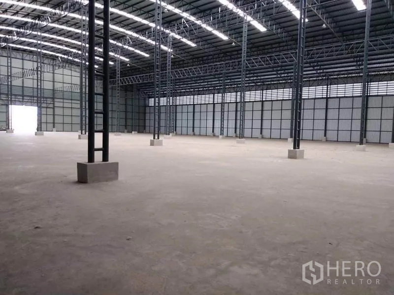 工厂 出租在Mueang Samut Prakan, Samut Prakan - 工业大厅大跨结构，多根钢柱与拱形屋顶天窗。