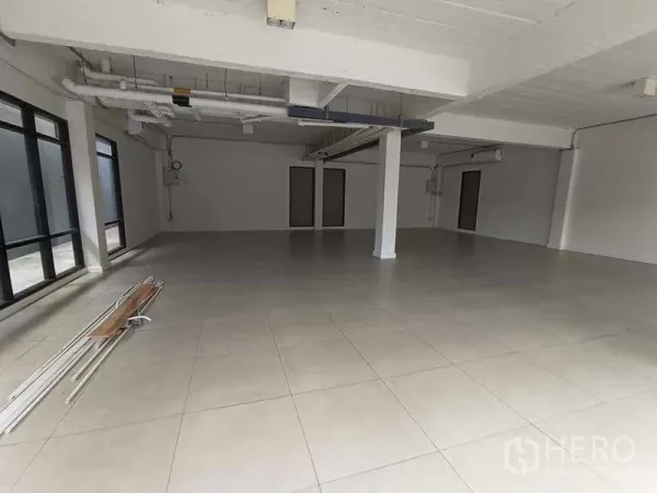 สำนักงาน ให้เช่า - พื้นที่สำนักงานเปล่า แปลนยืดหยุ่น มีเสากั้น พื้นกระเบื้อง และประตูสองบาน