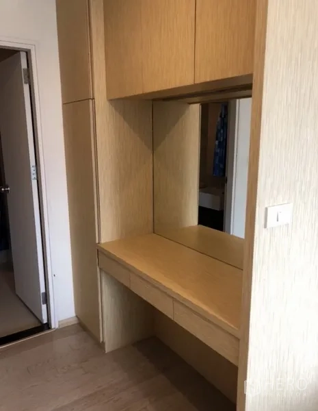 คอนโด ให้เช่าในKhlong Toei, Bangkok - โต๊ะเครื่องแป้งบิวท์อินพร้อมกระจกและตู้เก็บของโทนไม้