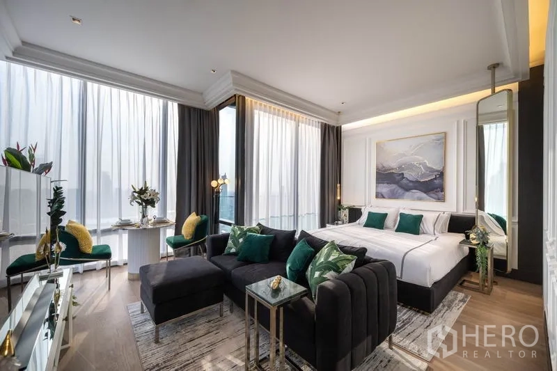 公寓 出租在Bang Rak, Bangkok - 宽敞的一体化布局，客厅、卧室与环景落地窗。