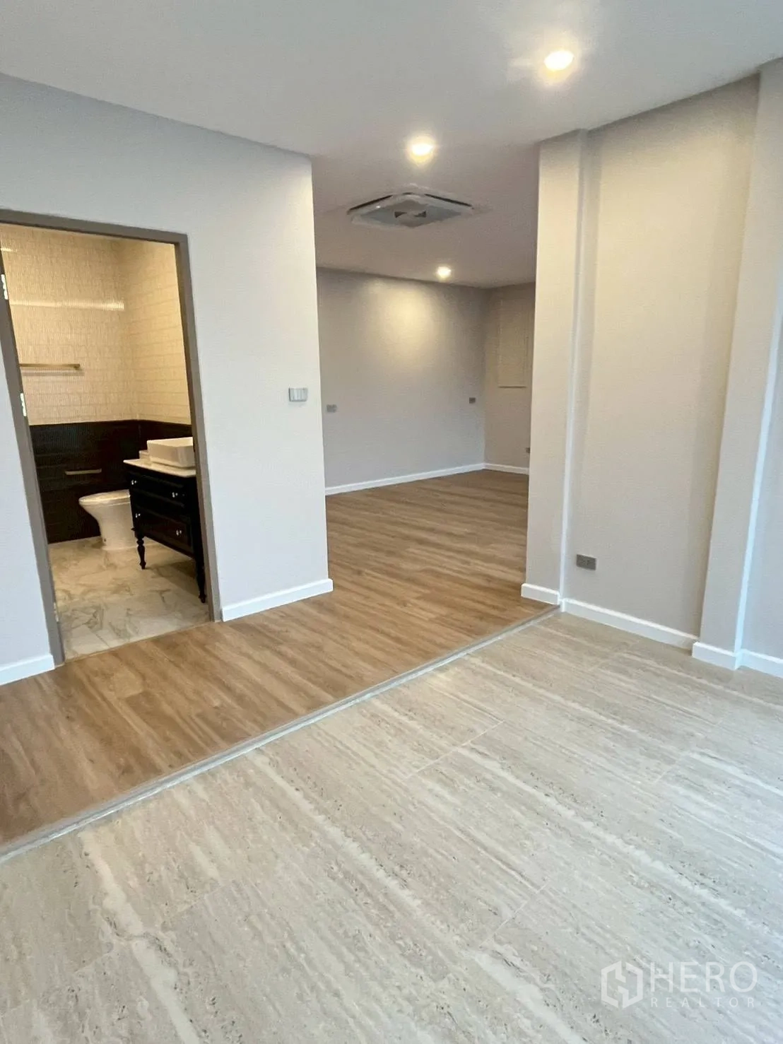ทาวน์เฮาส์ for rent in Khlong Toei, Bangkok - โซนห้องนอนเชื่อมทางเข้าห้องน้ำ พื้นสองโทน และแอร์แบบแขวนฝ้า.