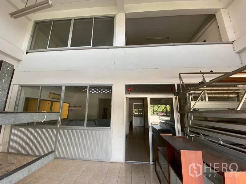 工厂 出售在Bang Phli, Samut Prakan - 厂房夹层办公室，窗户与置物架