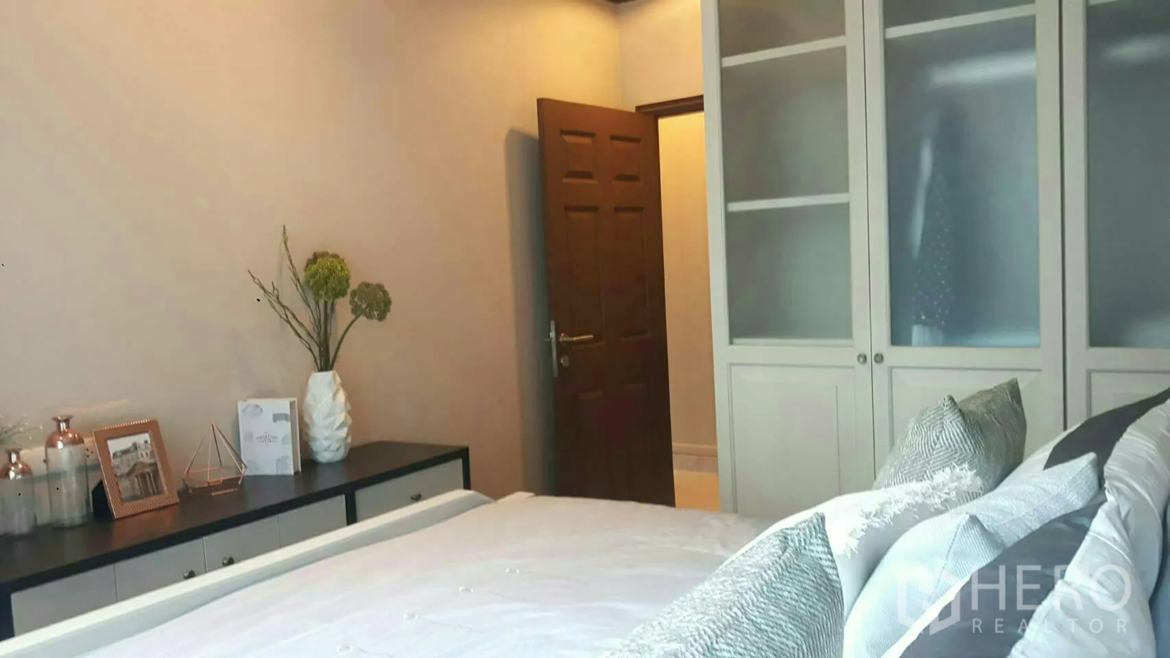 Detached House for rent or sale in Prawet, Bangkok - Cozy bedroom with bed, built-in wardrobe and soft ambient lighting.