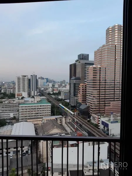 公寓 出租在Phaya Thai, Bangkok - 阳台眺望帕亚泰天际线与BTS高架轨道的城市景观。
