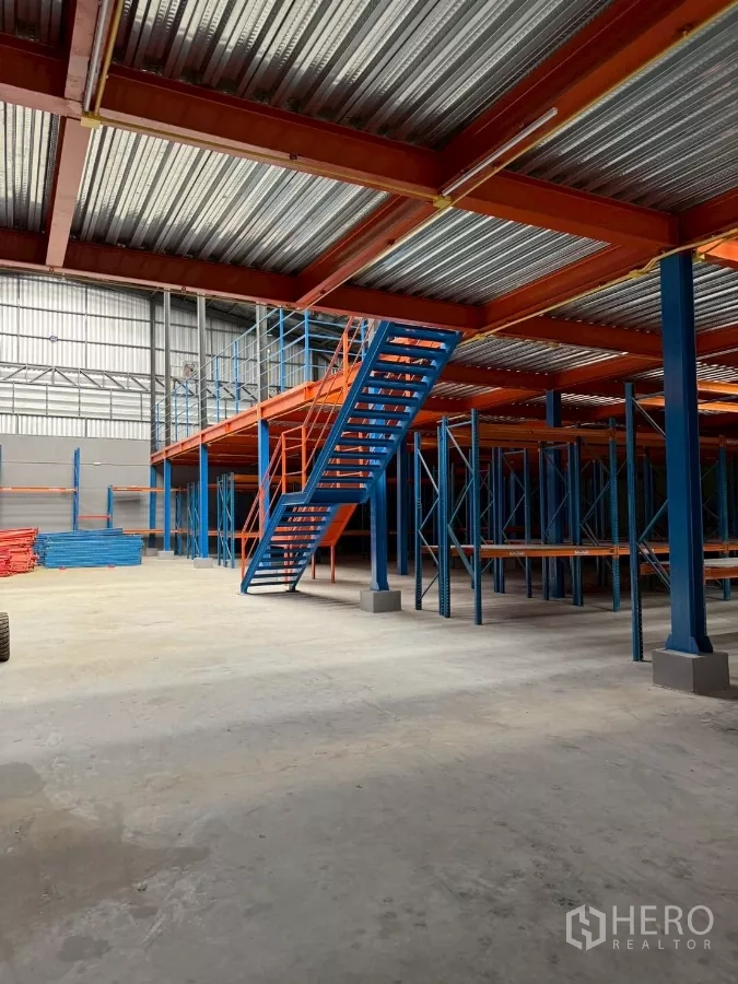货栈 出租在Krathum Baen, Samut Sakhon - 开阔地面空间与通向夹层的平台楼梯