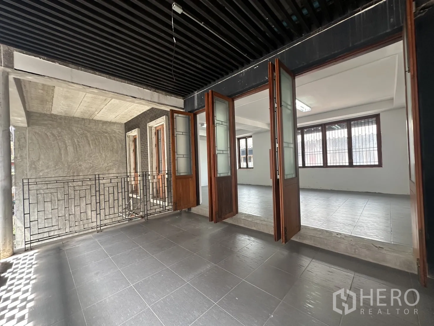 สำนักงานที่บ้าน ให้เช่าในPathum Wan, Bangkok - ระเบียงกึ่งเอาต์ดอร์เพดานระแนงสีดำ เชื่อมเข้าสู่ห้องหลัก