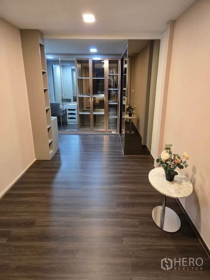 Detached House for rent or sale in Bang Phli, Samut Prakan - Walk-in dressing room with glass-front cabinets and shelving for storage.