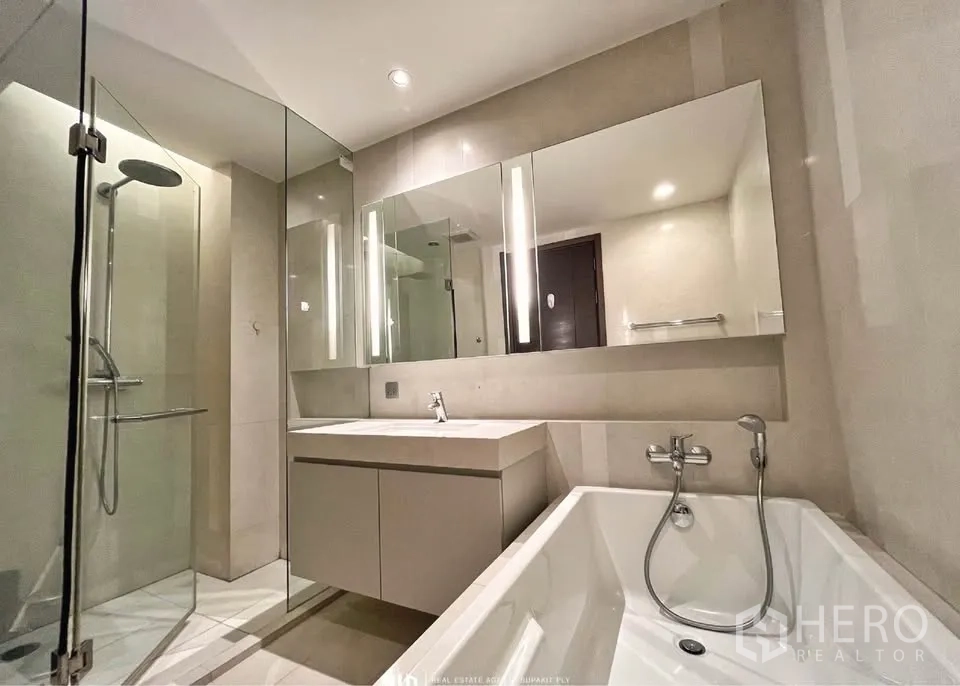 คอนโด ให้เช่าในWatthana, Bangkok - ห้องน้ำสมัยใหม่ มีตู้กระจกอาบน้ำ อ่างอาบน้ำ และอ่างล้างหน้ากระจกบานใหญ่