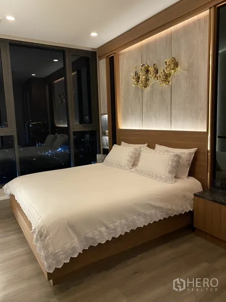 คอนโด ขายในPhra Khanong, Bangkok - ห้องนอนกว้าง เตียงใหญ่ หน้าต่างสูงจากพื้นจรดเพดาน แสงไฟอบอุ่น