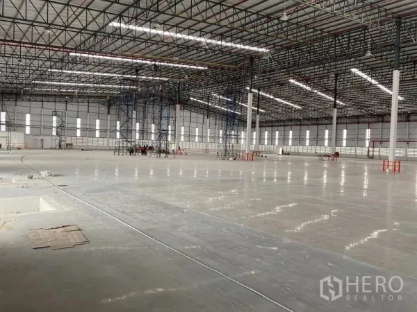 คลังสินค้า ให้เช่าในPluak Daeng, Rayong - พื้นที่โกดังโล่งเพดานสูงพร้อมนั่งร้านและระยะเสาแบบกว้าง