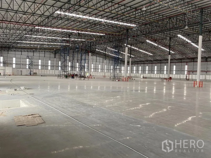 คลังสินค้า ให้เช่าในPluak Daeng, Rayong - พื้นที่โกดังโล่งเพดานสูงพร้อมนั่งร้านและระยะเสาแบบกว้าง