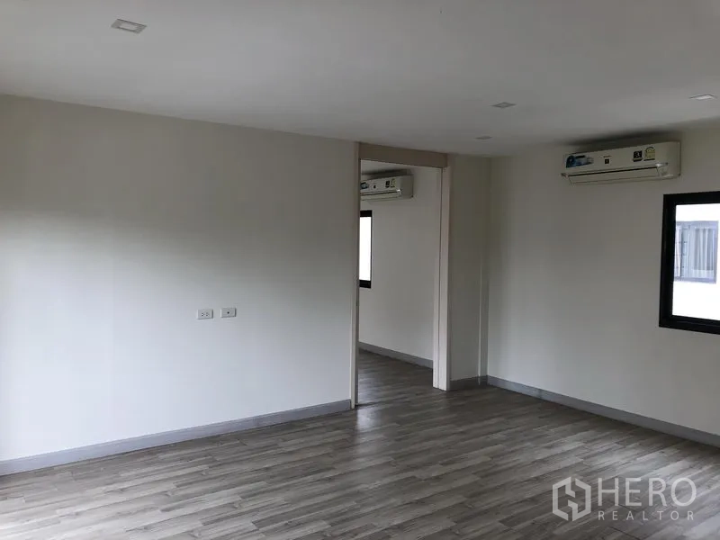 Townhouse for rent or sale in Saphan Sung, Bangkok - Wide adjoining rooms on upper level with multiple air conditioners and windows.