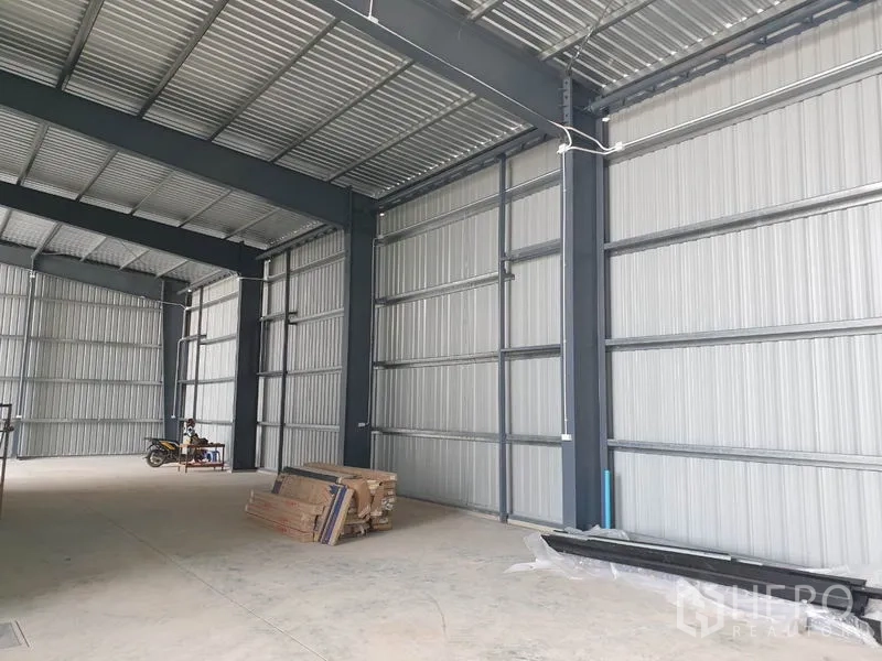 คลังสินค้า ให้เช่าในLam Luk Ka, Pathum Thani - พื้นที่ภายในโกดังโล่ง เพดานสูง โครงสร้างเหล็กและพื้นคอนกรีต