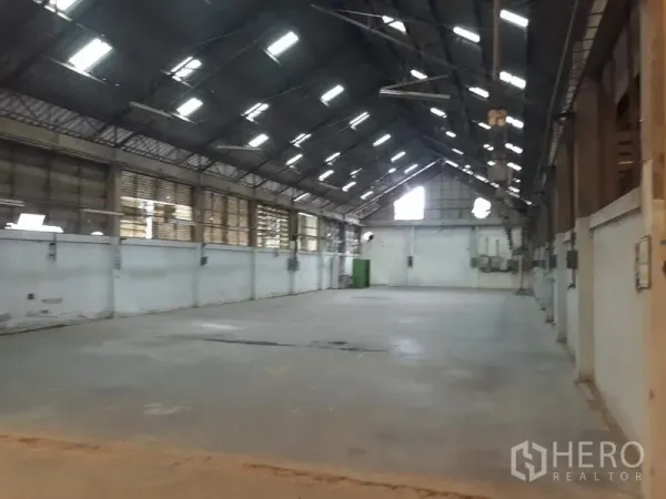 โรงงาน ให้เช่าในThanyaburi, Pathum Thani - ฮอลล์โรงงานกว้าง หลังคาโครงเหล็กสูง มีช่องแสงและพื้นคอนกรีตเรียบ