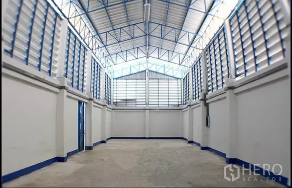 工厂 出租在Pak Kret, Nonthaburi - 高挑仓库大厅，钢结构桁架、百叶通风与混凝土地面