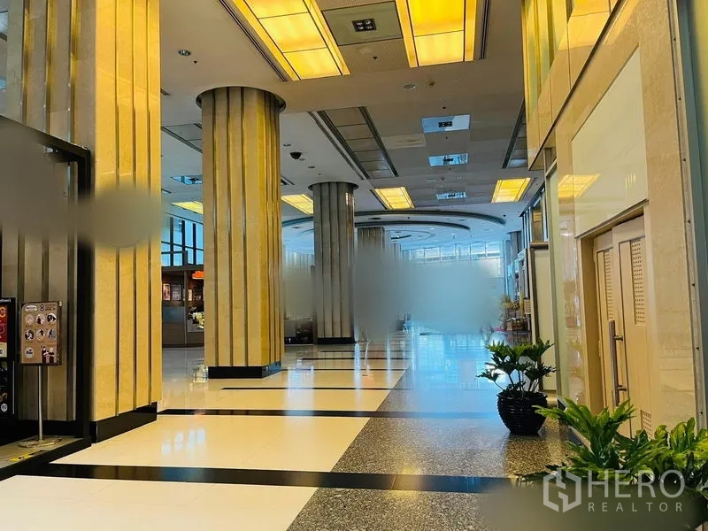 พื้นที่ขายปลีก ให้เช่าในKhlong Toei, Bangkok - โถงทางเดินกว้าง มีเสาสีทอง พื้นลวดลาย และไฟเพดานแบบบิวท์อิน