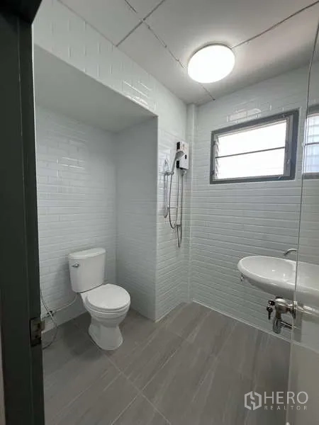 บ้าน ให้เช่าในBang Na, Bangkok - ห้องน้ำติดตั้งฝักบัว ผนังกระเบื้องลายอิฐสีขาว และหน้าต่างระบายอากาศ