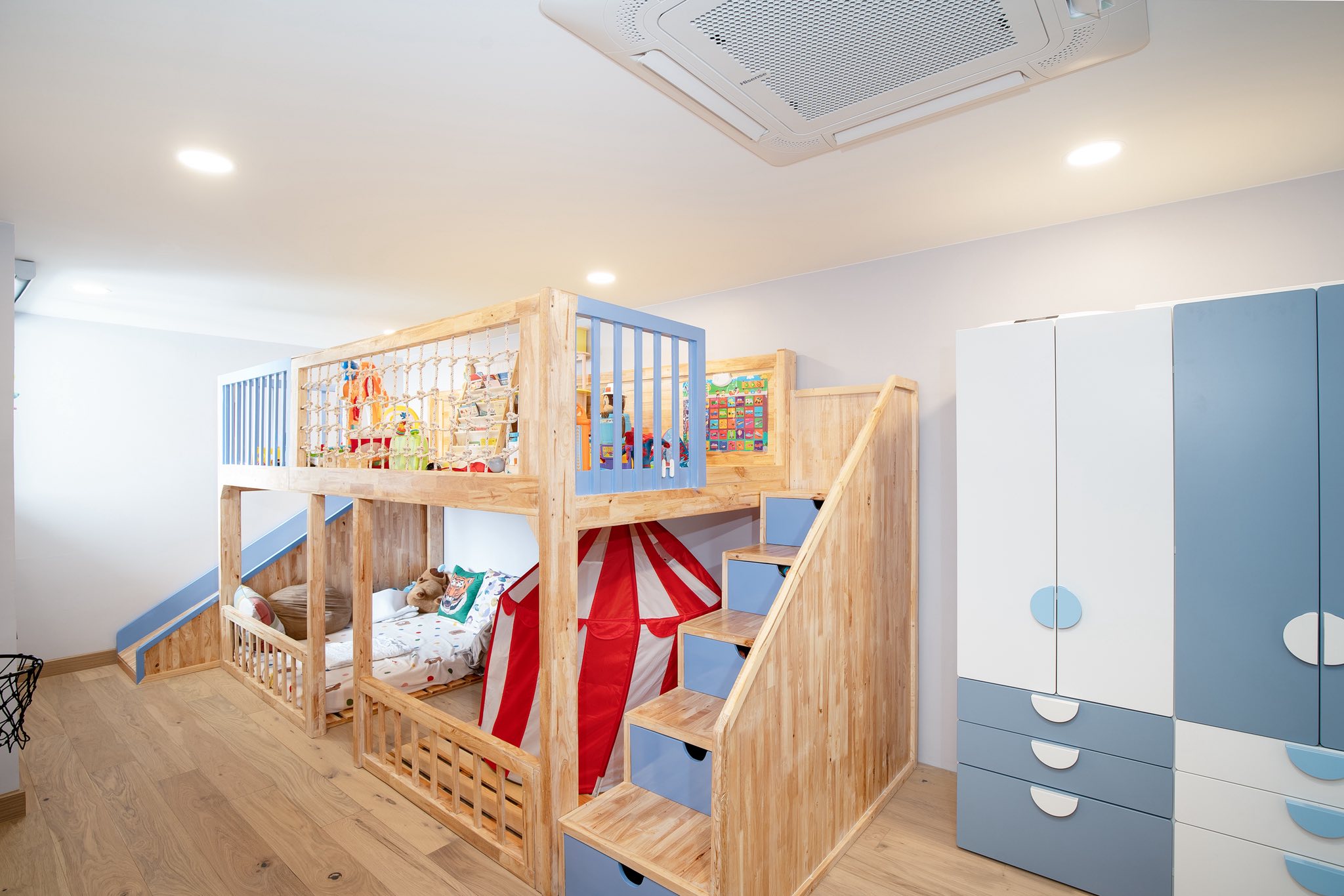 คอนโด ให้เช่าในWatthana, Bangkok - ห้องนอนเด็กสว่างไสว เตียงสองชั้นไม้ทำพิเศษ มีสไลด์และตู้เก็บของ