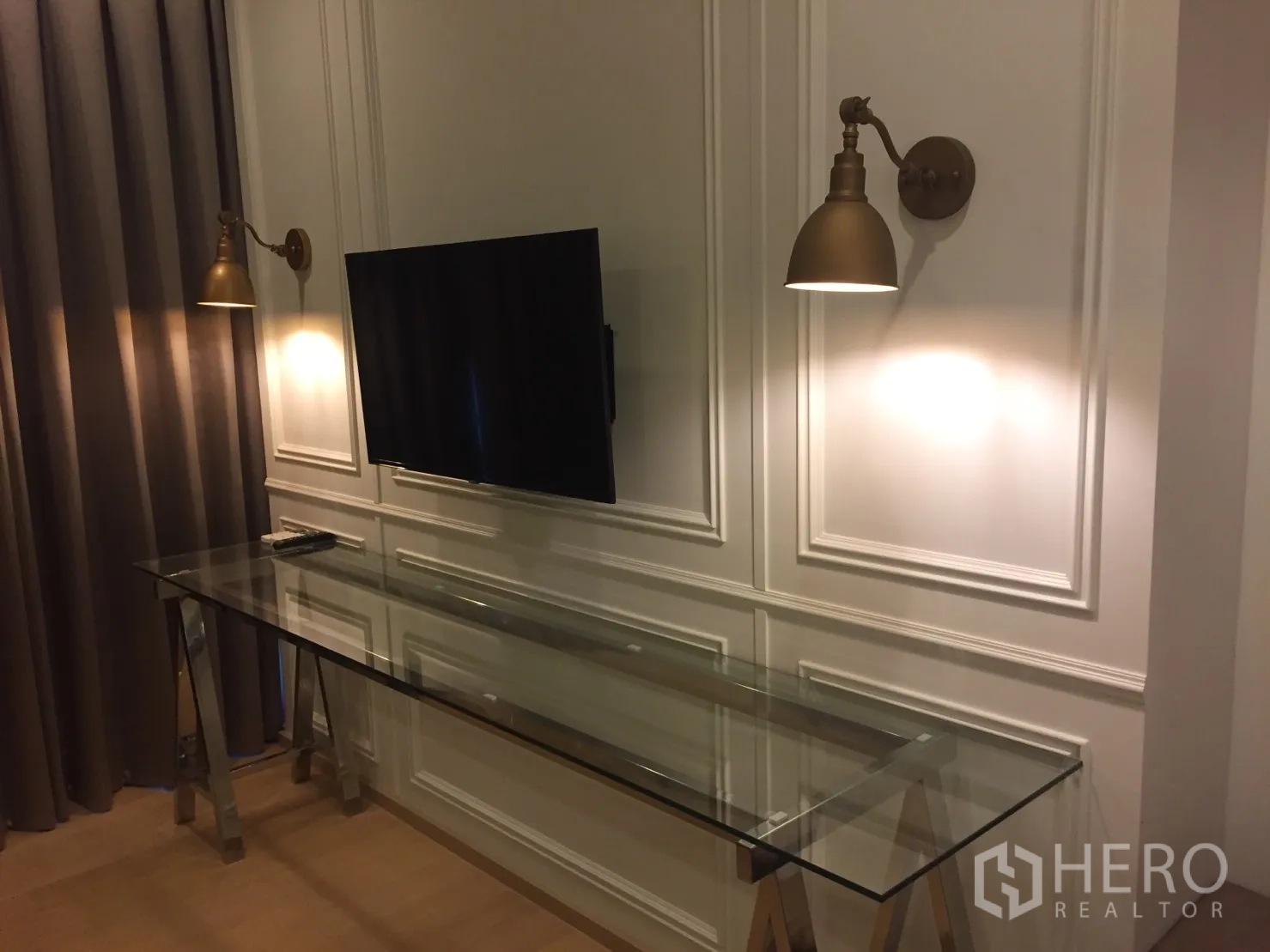 คอนโด ให้เช่าในPhaya Thai, Bangkok - ผนังทีวีบิวท์อินลายคลาสสิก ไฟกิ่งคู่ และโต๊ะกระจกยาวในห้องนั่งเล่น