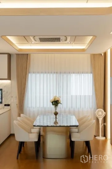 บ้าน ขายในLam Luk Ka, Pathum Thani - โต๊ะอาหารหินอ่อน เก้าอี้บุผ้า 6 ที่นั่ง และแอร์ฝังฝ้า