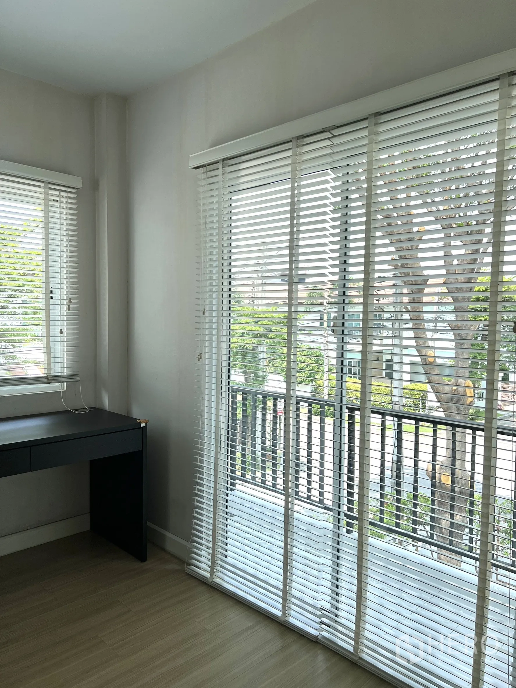 บ้าน ให้เช่าหรือขายในSaphan Sung, Bangkok - ห้องทำงานหรือห้องนอนที่สาม มีโต๊ะและประตูระเบียงพร้อมมู่ลี่