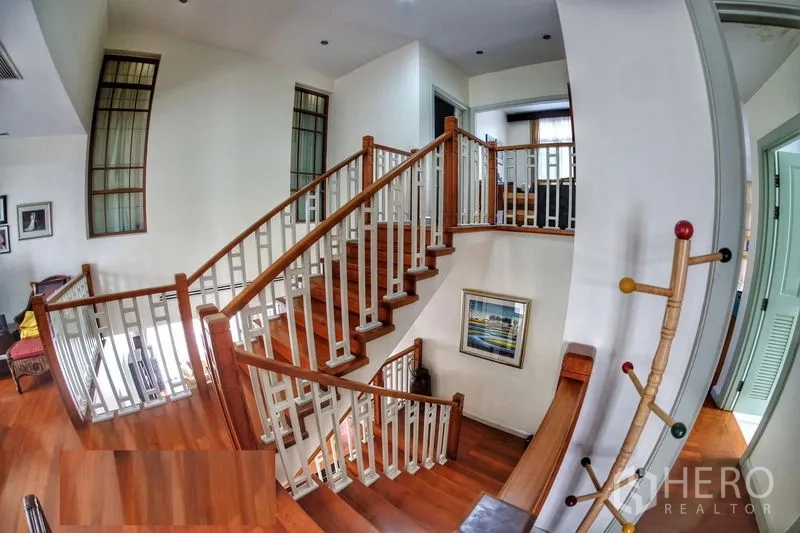 บ้าน ให้เช่าในWatthana, Bangkok - โถงบันไดพื้นไม้พร้อมราวบันไดสีขาวสว่างโปร่ง