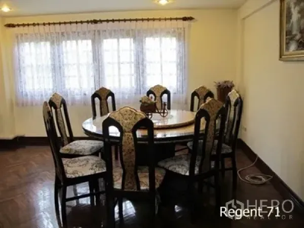 ทาวน์เฮาส์ ให้เช่าในKhlong Toei, Bangkok - ห้องรับประทานอาหารโต๊ะกลมพร้อมเก้าอี้ 8 ตัว ติดหน้าต่างม่านโปร่ง