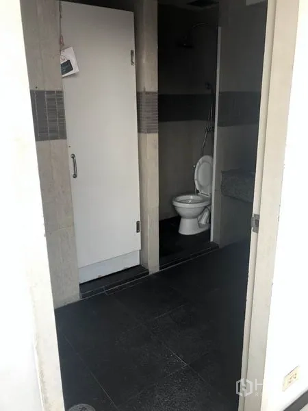 สำนักงาน ให้เช่าในWatthana, Bangkok - ห้องน้ำสำนักงานพร้อมโถสุขภัณฑ์และส่วนอาบน้ำปูกระเบื้อง