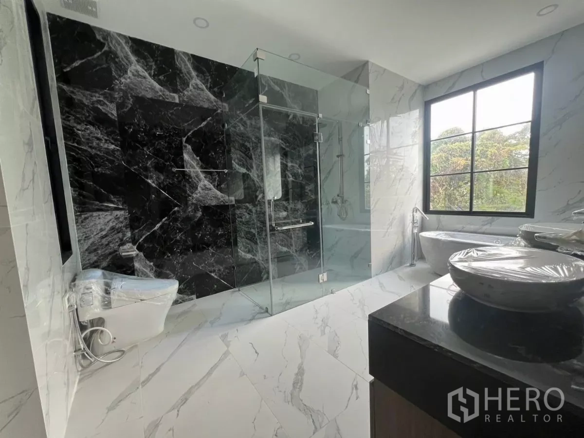 บ้าน ให้เช่าในLat Phrao, Bangkok - ห้องน้ำหรู พร้อมตู้กระจกอาบน้ำ อ่างอาบน้ำแบบลอยตัว อ่างล้างหน้าคู่ และกระเบื้องลายหินอ่อน