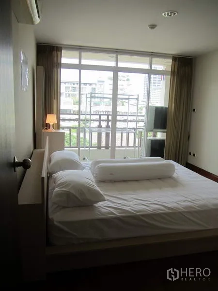 คอนโด ให้เช่าในBang Rak, Bangkok - ห้องนอนหน้าต่างสูงจรดพื้น เปิดออกสู่ระเบียงพร้อมวิวเมือง