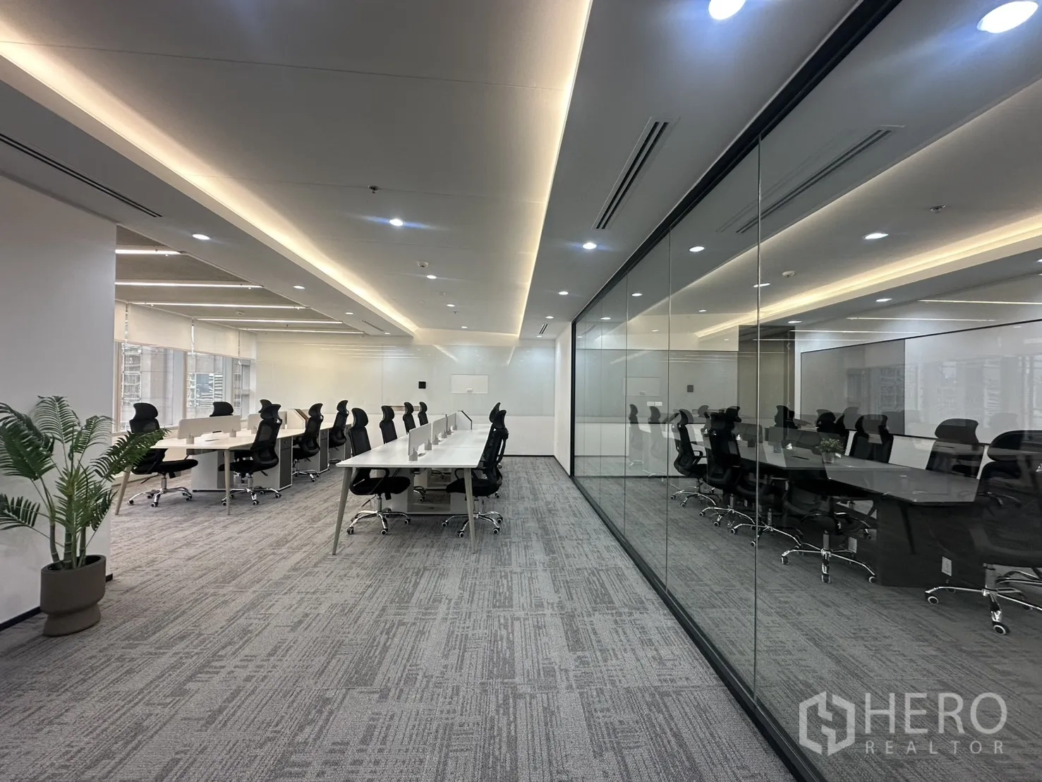 办公室 for rent in Pathum Wan, Bangkok - 纵深办公空间，设灯带天花与玻璃墙会议室。
