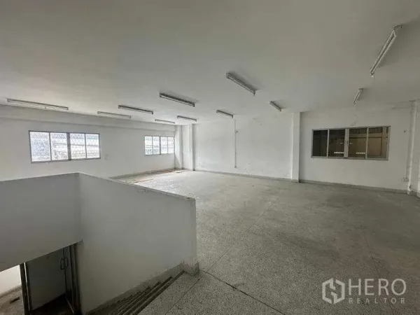 工厂 出租在Nonthaburi - 二层开放式办公室，采光良好并配置顶灯，便于二次装修。