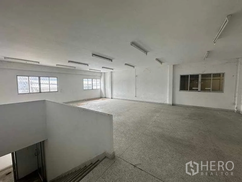 工厂 出租在Nonthaburi - 二层开放式办公室，采光良好并配置顶灯，便于二次装修。