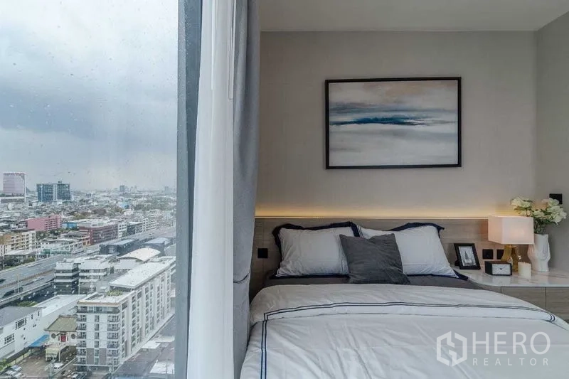 คอนโด ให้เช่าในPathum Wan, Bangkok - ห้องนอนอบอุ่น หน้าต่างกว้าง แสงไฟหัวเตียง นั่งชมวิวกรุงเทพ