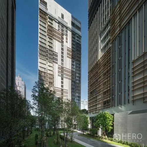 คอนโด ให้เช่าหรือขายในKhlong Toei, Bangkok - อาคารคอนโดสูงสไตล์โมเดิร์น พร้อมสวนและทางเดินส่วนกลางระหว่างตึก