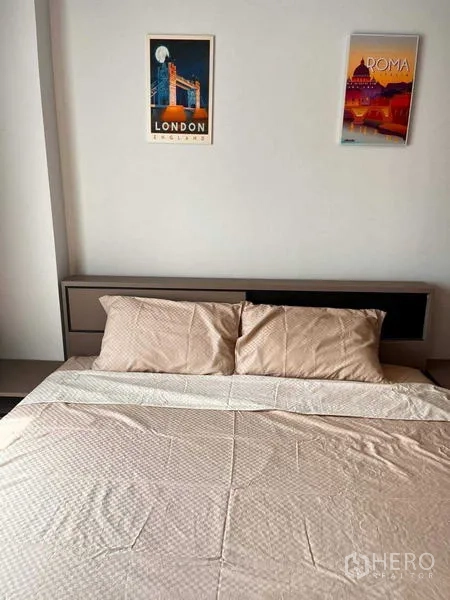 คอนโด ให้เช่าหรือขายในPathum Wan, Bangkok - ภาพใกล้ของหัวเตียงพร้อมโปสเตอร์ท่องเที่ยวบนผนัง