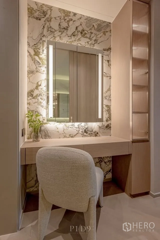 คอนโด for rent in Sathon, Bangkok - มุมโต๊ะเครื่องแป้งลายหินอ่อนพร้อมตู้กระจกและเก้าอี้บุนุ่ม