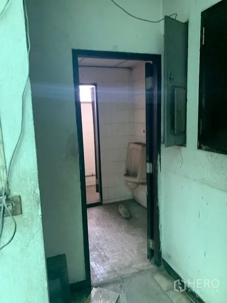 อาคารพาณิชย์ ให้เช่าในWatthana, Bangkok - ห้องน้ำขนาดเล็กปูกระเบื้อง ข้างตู้ไฟฟ้า