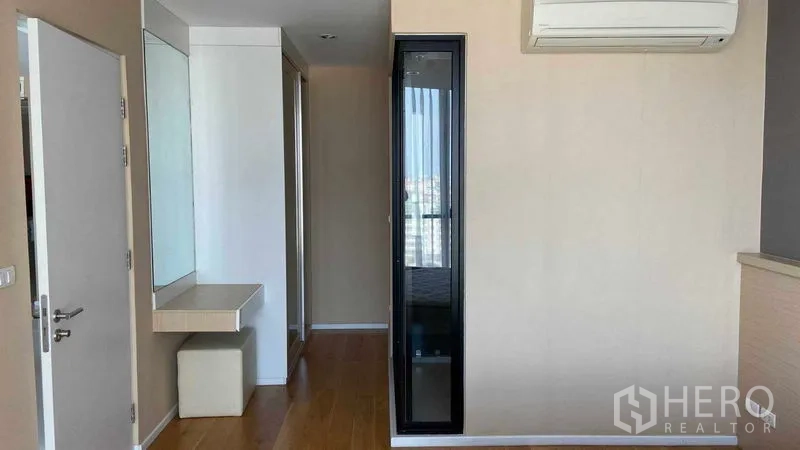 คอนโด ให้เช่าในWatthana, Bangkok - โถงเข้าห้องนอนพร้อมโต๊ะเครื่องแป้ง บิลท์อินตู้เสื้อผ้า พื้นไม้ และเครื่องปรับอากาศติดผนัง