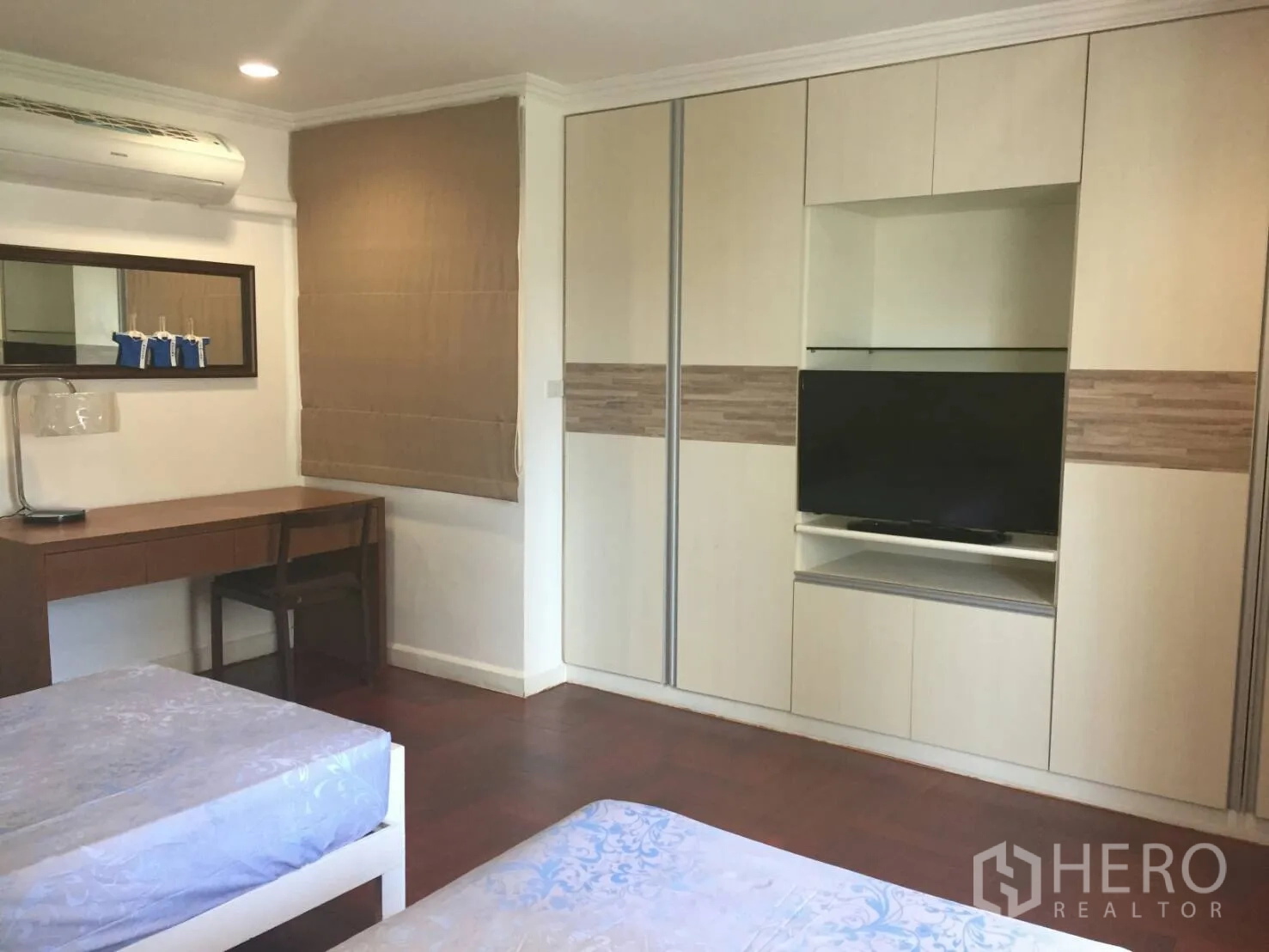 คอนโด ให้เช่าในWatthana, Bangkok - ห้องนอนที่สองมีตู้เสื้อผ้าบิวท์อิน ช่องวางทีวี โต๊ะทำงาน เครื่องปรับอากาศ และพื้นไม้