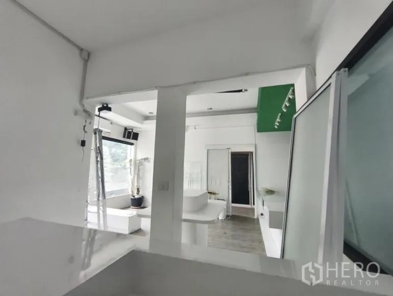 พื้นที่ขายของ for rent in Watthana, Bangkok - ห้องด้านหลังและพื้นที่กั้นภายในร้าน ผนังสีขาว หน้าต่างบานใหญ่ เหมาะเก็บสต็อก