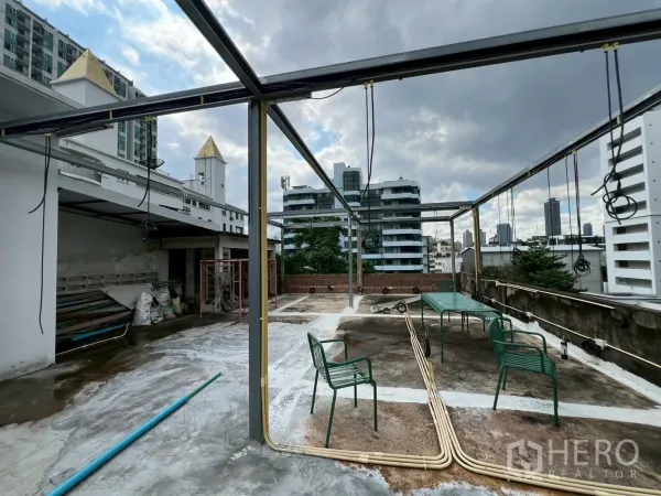 零售空间 出租在Watthana, Bangkok - 屋顶钢架与外露线路，宽阔空间可快速装修改造