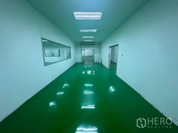 คลังสินค้า ให้เช่าในSuan Luang, Bangkok - ทางเดิน/ห้องผลิต พื้นอีพ็อกซีสีเขียวเงา ไฟสว่างทั่วถึง