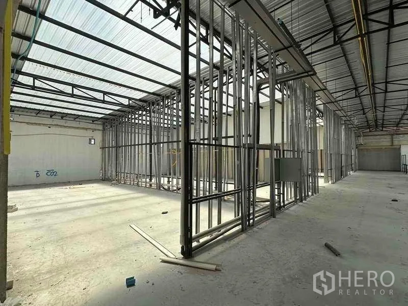 คลังสินค้า ให้เช่าในSai Noi, Nonthaburi - คอร์เนอร์เบย์ของโกดัง แสดงโครงเหล็ก ระบบงาน และแผ่นหลังคาโปร่งแสง