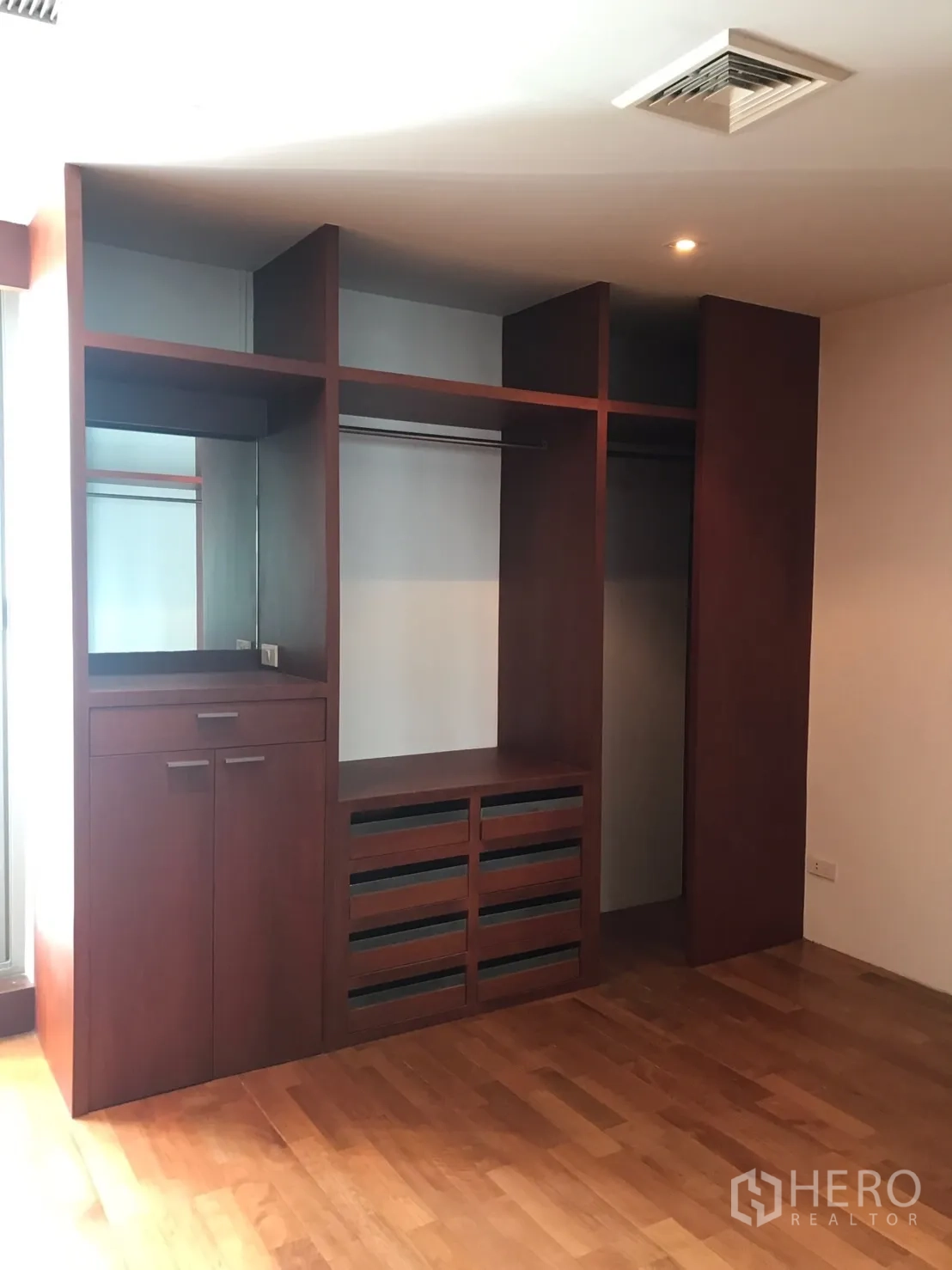 带办公室的家 出租在Watthana, Bangkok - 卧室内的木质定制衣柜与收纳柜，实木地板。