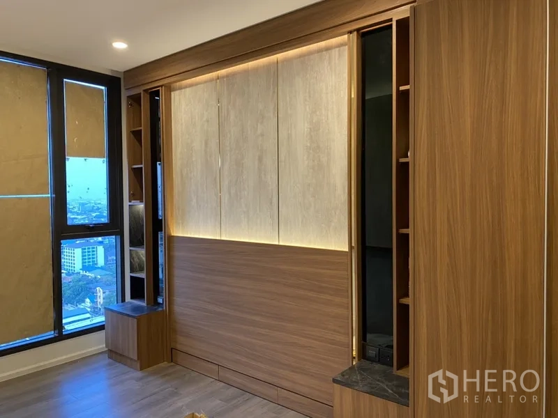 คอนโด ขายในPhra Khanong, Bangkok - พื้นที่นั่งเล่นหน้าต่างสูง ผนังตู้บิวท์อินพร้อมไฟซ่อน