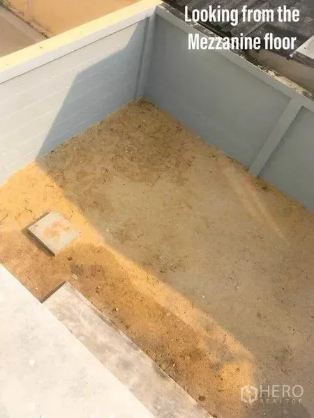 สำนักงานที่บ้าน ให้เช่าในMin Buri, Bangkok - ลานหลังบ้านโรยดิน มองจากชั้นลอย มีรั้วกั้น