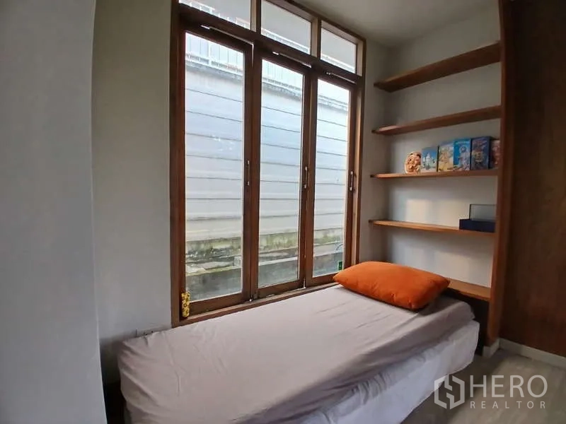 独立式住宅 出租在Lat Phrao, Bangkok - 紧凑卧室，单人床、落地窗与墙面置物架