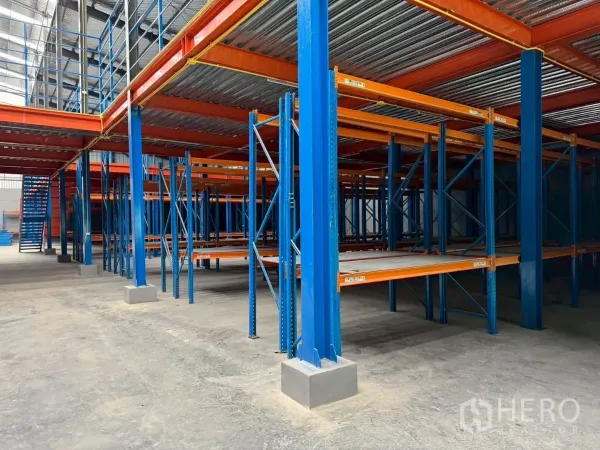 货栈 出租在Krathum Baen, Samut Sakhon - 底层仓储区，重型蓝橙色货架与夹层结构